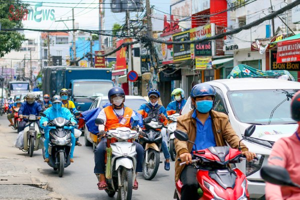 Người dân TP.HCM Tấp nập trước giờ siết chặt giãn cách