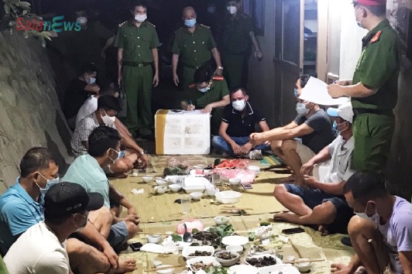 Tụ tập ăn uống, 11 người bị phạt hơn 82 triệu đồng