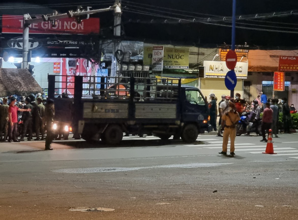 Bình Dương: Hàng ngàn người đi xe máy về quê ùn ứ các chốt chặn - Ảnh 3. Bình Dương: Hàng ngàn người đi xe máy về quê ùn ứ các chốt chặn - Ảnh 3.