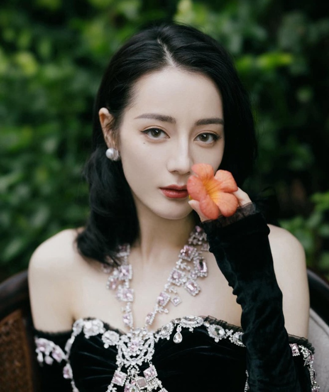 Nhiệt Ba từng đăng ảnh với gương mặt bị bóp méo do sử dụng nhiều phần mềm chỉnh sửa