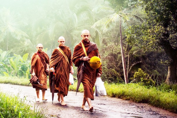 Vì sao hòa thượng phải cạo tóc, đôi khi còn có chấm đen trên đầu?