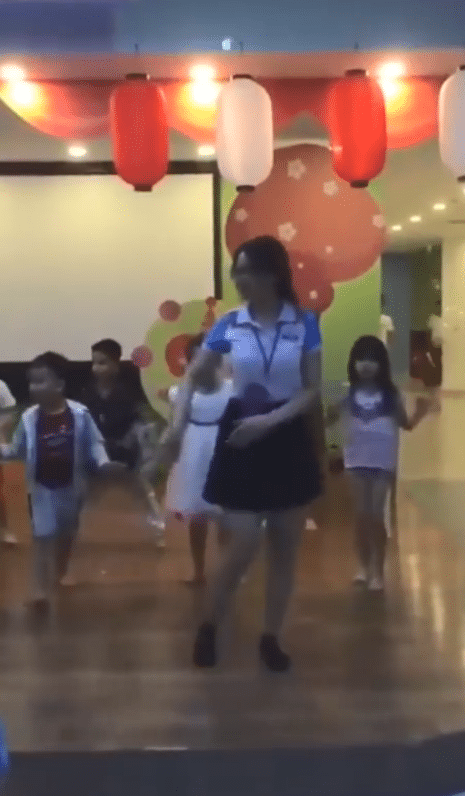 Bố đi cổ vũ con diễn văn nghệ trên trường, về mẹ kiểm tra điện thoại toàn thấy video quay cô giáo 2