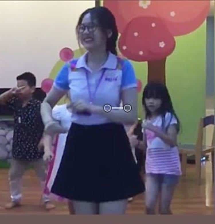 Bố đi cổ vũ con diễn văn nghệ trên trường, về mẹ kiểm tra điện thoại toàn thấy video quay cô giáo 3