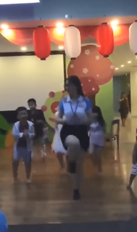 Bố đi cổ vũ con diễn văn nghệ trên trường, về mẹ kiểm tra điện thoại toàn thấy video quay cô giáo 4