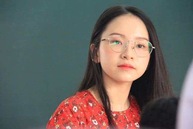 Bố đi cổ vũ con diễn văn nghệ trên trường, về mẹ kiểm tra điện thoại toàn thấy video quay cô giáo 7