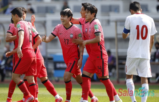 Vòng loại cuối cùng World Cup 2022: Khốc liệt cuộc chiến 1 chọi 3 - Ảnh 1.