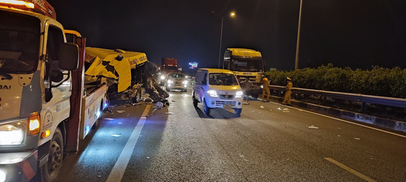 Xe khách 16 chỗ nát bươm trên cao tốc, 1 người chết, 4 người bị thương 3