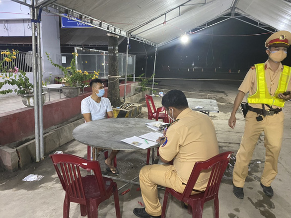 Xe tải nhét 15 người trong thùng đông lạnh để thông chốt như phim - Ảnh 2. Xe tải nhét 15 người trong thùng đông lạnh để thông chốt như phim - Ảnh 2.