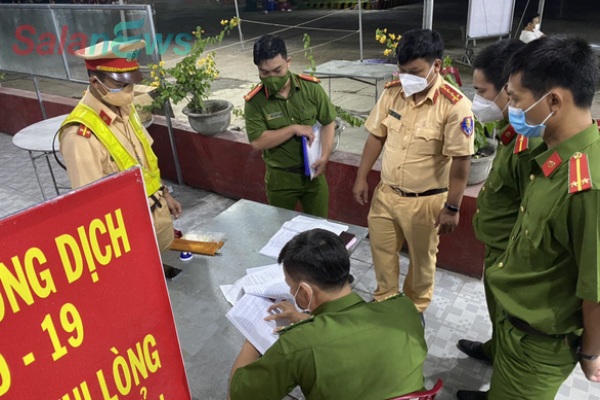 Xe tải nhét 15 người trong thùng đông lạnh để thông chốt 'như phim'