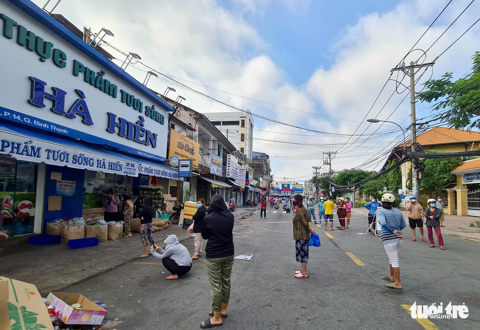 Người dân xếp hàng dài đi siêu thị, rau xanh, thịt cá không kịp lên kệ - Ảnh 10. Người dân xếp hàng dài đi siêu thị, rau xanh, thịt cá không kịp lên kệ - Ảnh 10.
