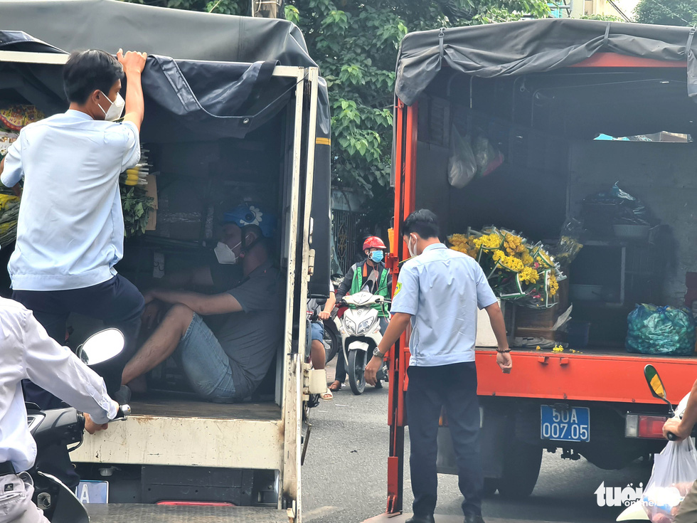 Người dân xếp hàng dài đi siêu thị, rau xanh, thịt cá không kịp lên kệ - Ảnh 11. Người dân xếp hàng dài đi siêu thị, rau xanh, thịt cá không kịp lên kệ - Ảnh 11.