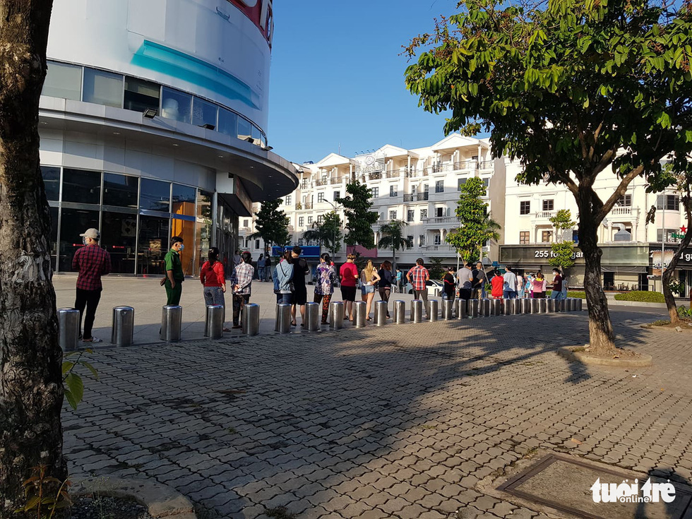 Người dân xếp hàng dài đi siêu thị, rau xanh, thịt cá không kịp lên kệ - Ảnh 2. Người dân xếp hàng dài đi siêu thị, rau xanh, thịt cá không kịp lên kệ - Ảnh 2.