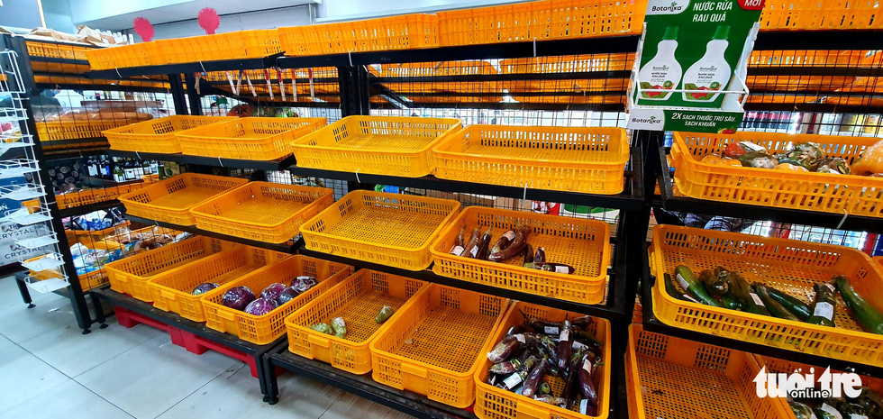 Người dân xếp hàng dài đi siêu thị, rau xanh, thịt cá không kịp lên kệ - Ảnh 3. Người dân xếp hàng dài đi siêu thị, rau xanh, thịt cá không kịp lên kệ - Ảnh 3.