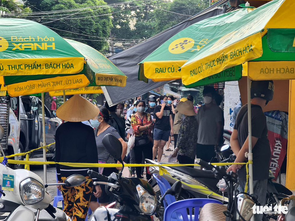 Người dân xếp hàng dài đi siêu thị, rau xanh, thịt cá không kịp lên kệ - Ảnh 4. Người dân xếp hàng dài đi siêu thị, rau xanh, thịt cá không kịp lên kệ - Ảnh 4.