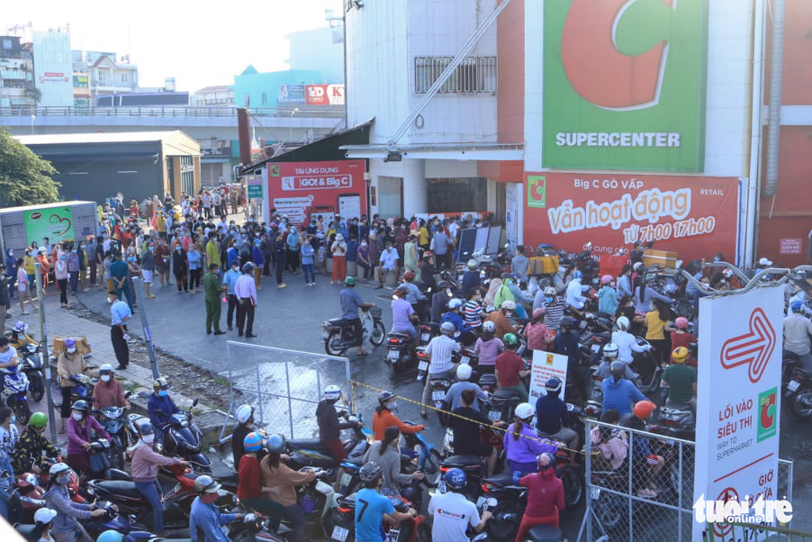 Người dân xếp hàng dài đi siêu thị, rau xanh, thịt cá không kịp lên kệ - Ảnh 5. Người dân xếp hàng dài đi siêu thị, rau xanh, thịt cá không kịp lên kệ - Ảnh 5.