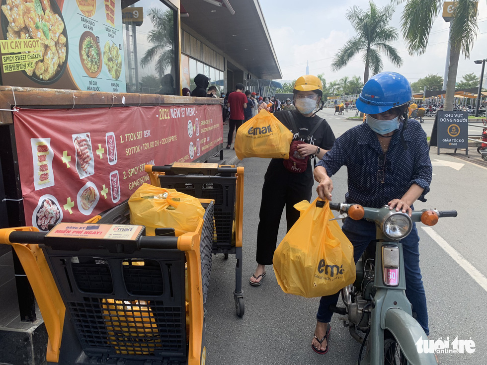 Người dân xếp hàng dài đi siêu thị, rau xanh, thịt cá không kịp lên kệ - Ảnh 6. Người dân xếp hàng dài đi siêu thị, rau xanh, thịt cá không kịp lên kệ - Ảnh 6.