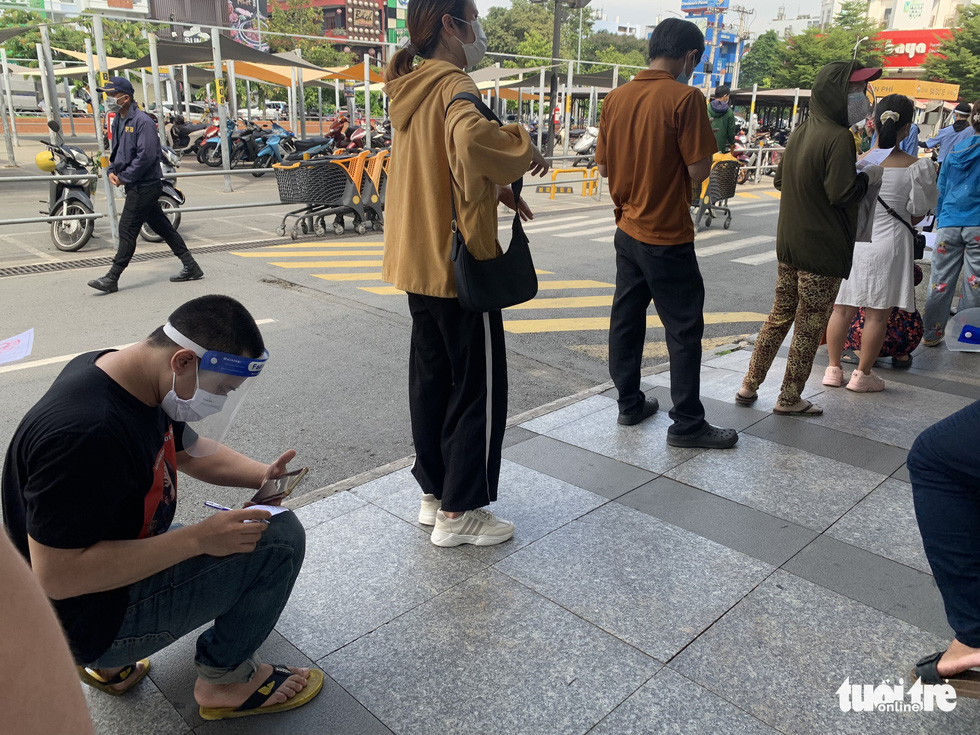 Người dân xếp hàng dài đi siêu thị, rau xanh, thịt cá không kịp lên kệ - Ảnh 7. Người dân xếp hàng dài đi siêu thị, rau xanh, thịt cá không kịp lên kệ - Ảnh 7.