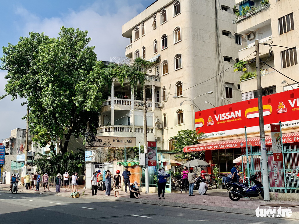 Người dân xếp hàng dài đi siêu thị, rau xanh, thịt cá không kịp lên kệ - Ảnh 8. Người dân xếp hàng dài đi siêu thị, rau xanh, thịt cá không kịp lên kệ - Ảnh 8.