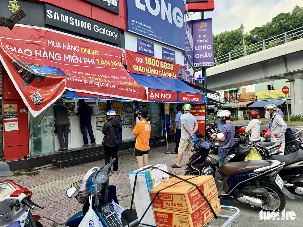 Người dân xếp hàng dài đi siêu thị, rau xanh, thịt cá không kịp lên kệ - Ảnh 9. Người dân xếp hàng dài đi siêu thị, rau xanh, thịt cá không kịp lên kệ - Ảnh 9.