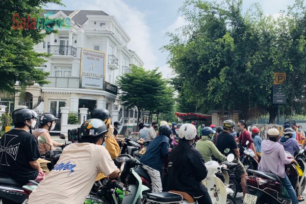 Người dân xếp hàng dài đi siêu thị, rau xanh, thịt cá không kịp lên kệ