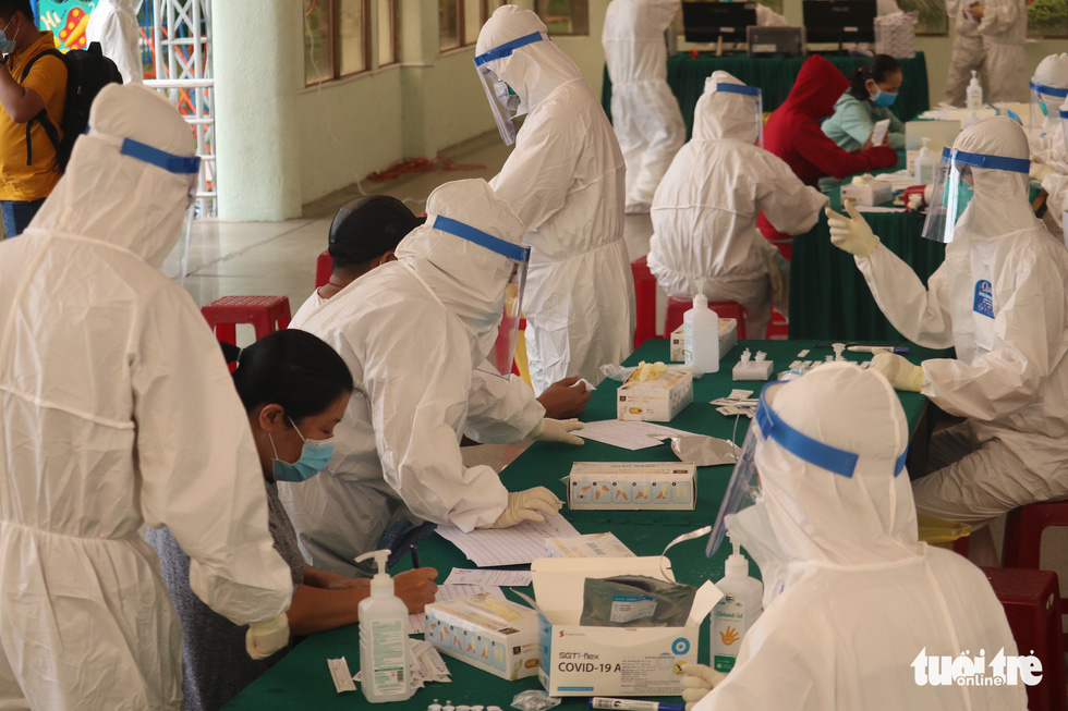 TP.HCM: Hàng nghìn người xếp hàng xét nghiệm COVID-19 lấy giấy thông hành - Ảnh 6.