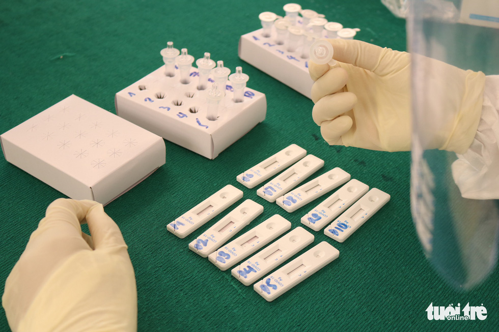 TP.HCM: Hàng nghìn người xếp hàng xét nghiệm COVID-19 lấy giấy thông hành - Ảnh 7.