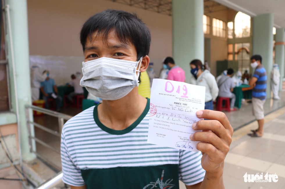 TP.HCM: Hàng nghìn người xếp hàng xét nghiệm COVID-19 lấy giấy thông hành - Ảnh 8.