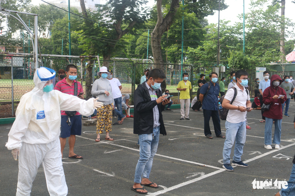 TP.HCM: Hàng nghìn người xếp hàng xét nghiệm COVID-19 lấy giấy thông hành - Ảnh 10.