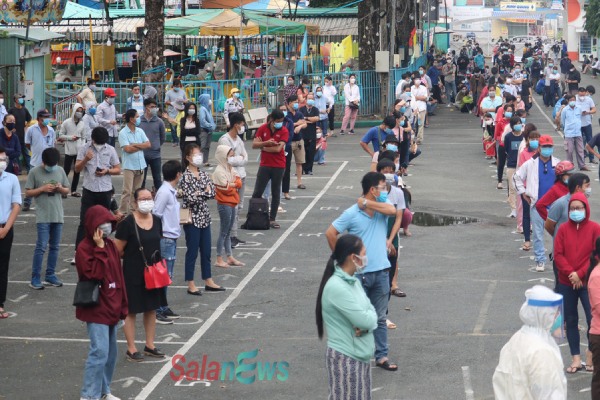 TP.HCM: Hàng nghìn người xếp hàng xét nghiệm COVID-19 lấy 'giấy thông hành'