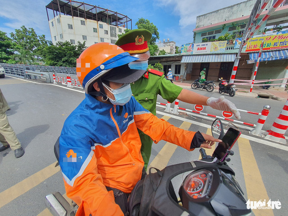 Ở quận 12 xin qua Gò Vấp cho chó ăn, CSGT yêu cầu quay đầu - Ảnh 5.