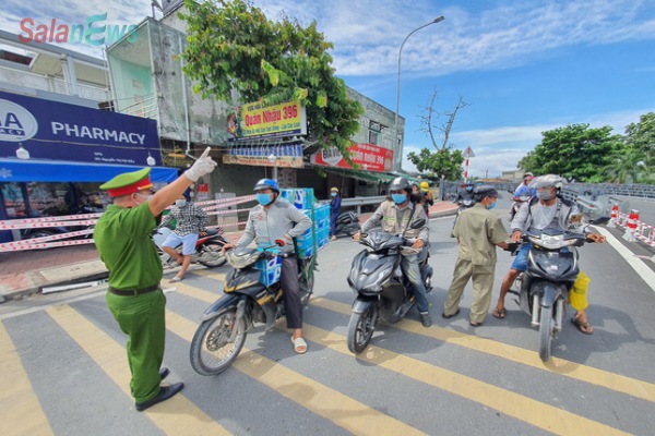 Ở quận 12 xin qua Gò Vấp cho chó ăn, CSGT yêu cầu quay đầu