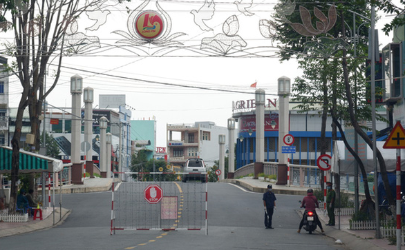 Long An xin tiêm mũi 2 vắc xin Pfizer cho công nhân đã tiêm AstraZeneca - Ảnh 1. Long An xin tiêm mũi 2 vắc xin Pfizer cho công nhân đã tiêm AstraZeneca - Ảnh 1.