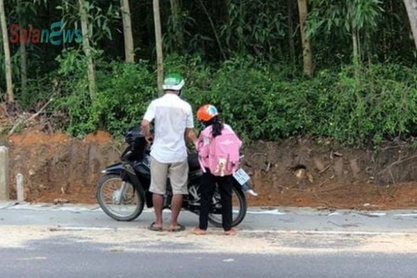 2 cha con vét sạch túi xuống núi mua điện thoại học online: Ở làng nhiều người còn nghèo hơn - Ảnh 1.